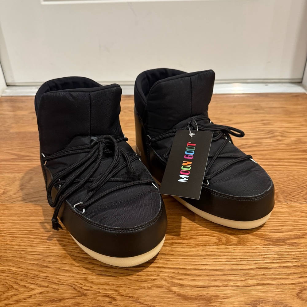 NWT Moon Boot Black Short Boots